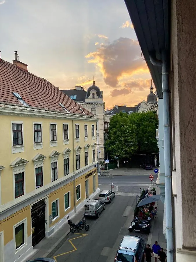 Apartment For 2 In Margareten Vienna